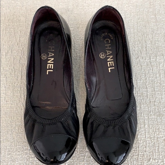 CHANEL BLACK LEATHER AND PATENT BALLET SLIPPERS - Picture 3 of 16